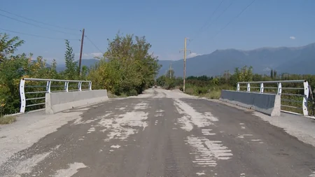 Qaxda avtomobil yolu yenidən qurulur
