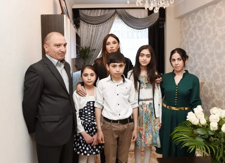 ​Azərbaycanın birinci xanımı Xırdalanda məcburi köçkün ailələri üçün inşa edilən binanın açılışında iştirak edib - FOTO