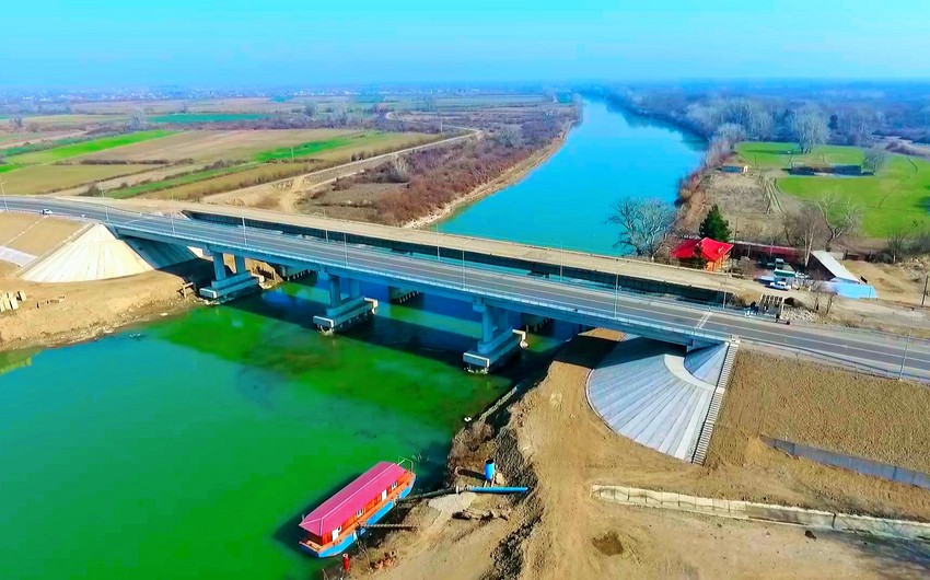 Kür çayı üzərində yeni avtomobil körpüsü inşa edilib