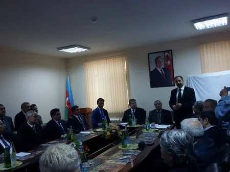 ​Təbrizli sənətkar bir ilə İlham-Fərizə adlı xalça toxuyub - FOTO