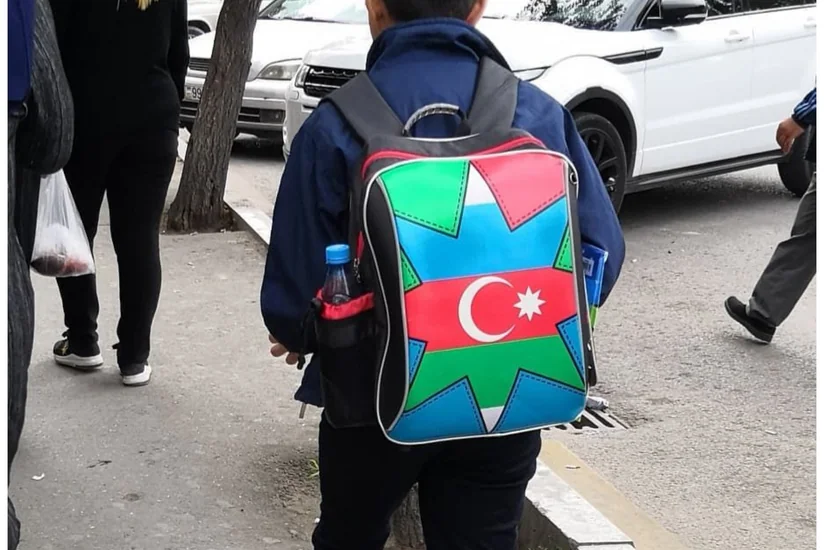 Nazir: “Analardan xahiş edirəm ki, övladlarının çantalarını lazımsız əşyalarla yükləməsinlər” 