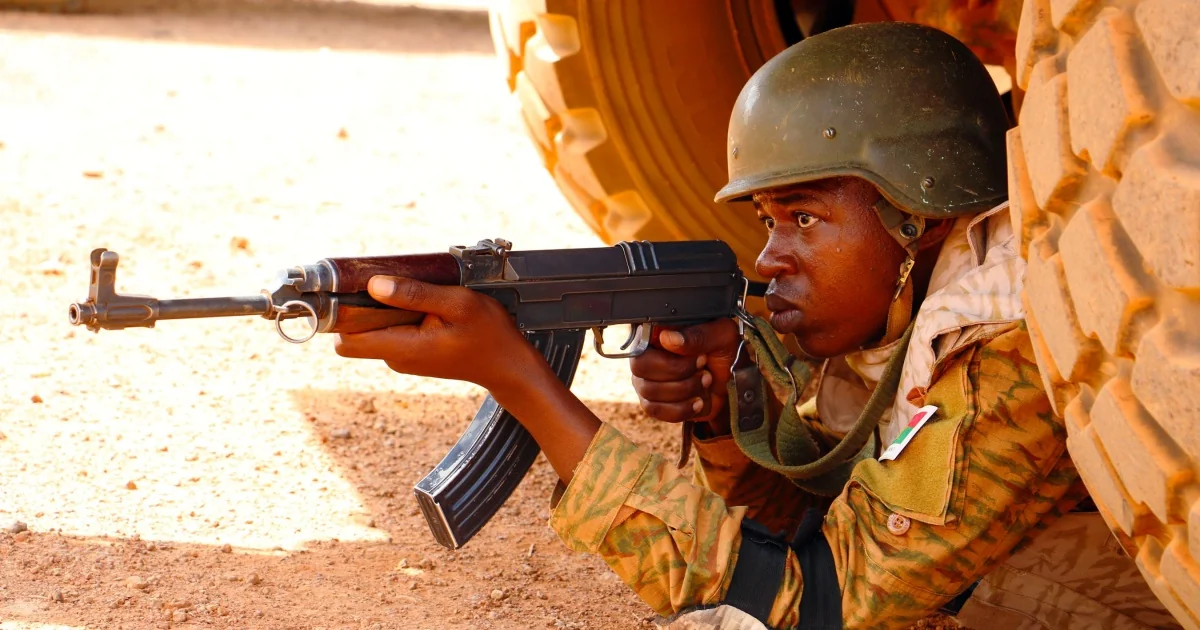 Burkina-Fasoda silahlılar 70-dən çox əsgər və polisi öldürüb