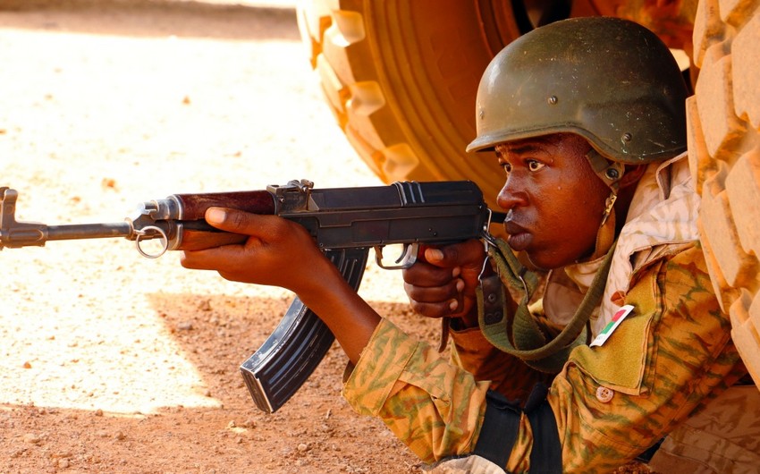 Burkina-Fasoda silahlılar 70-dən çox əsgər və polisi öldürüb