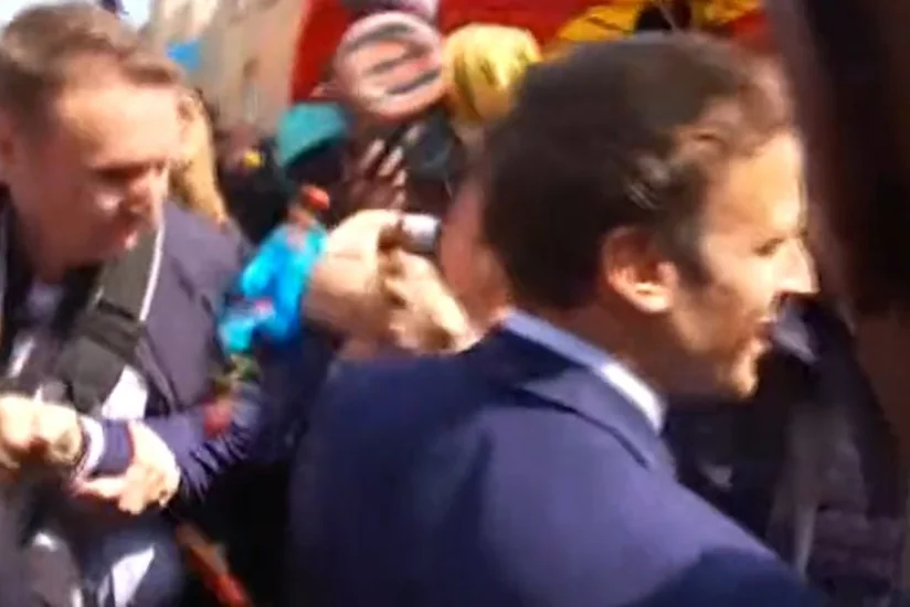 В Макрона бросили помидоры во время поездки на север Франции