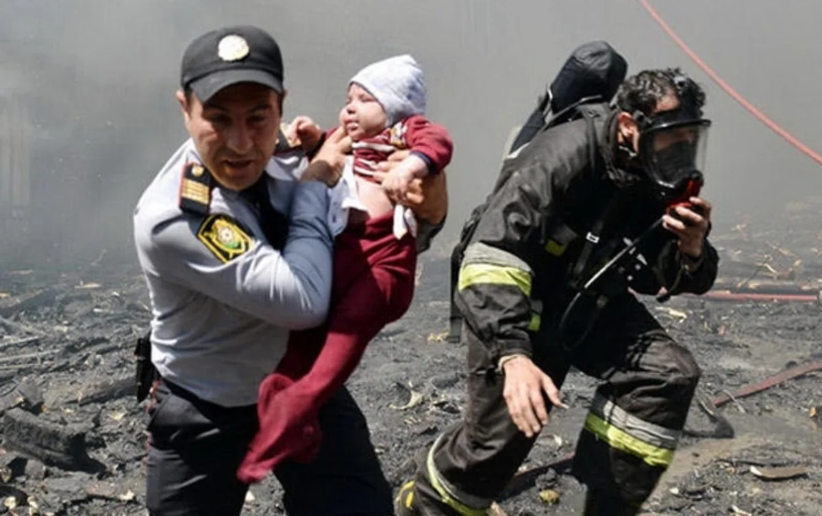 ​Azərbaycan Prezidenti qəhrəmanlıq göstərmiş polisi təltif edib - FOTO