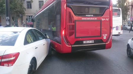 Bakıda marşrut avtobusu qəza törədib - FOTO