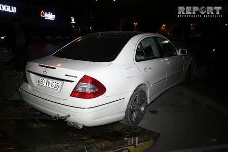 Bakıda sürücü yuxulayaraq maşını yol kənarındakı reklam lövhəsinə çırpıb - YENİLƏNİB - FOTO - VİDEO