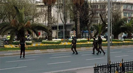 İstanbulda polis idarəsinə hücum edən silahlı şəxs öldürülüb - VİDEO