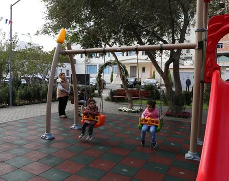 Bakıda Leyla Əliyevanın iştirakı ilə növbəti abadlaşdırılmış həyətin açılışı olub