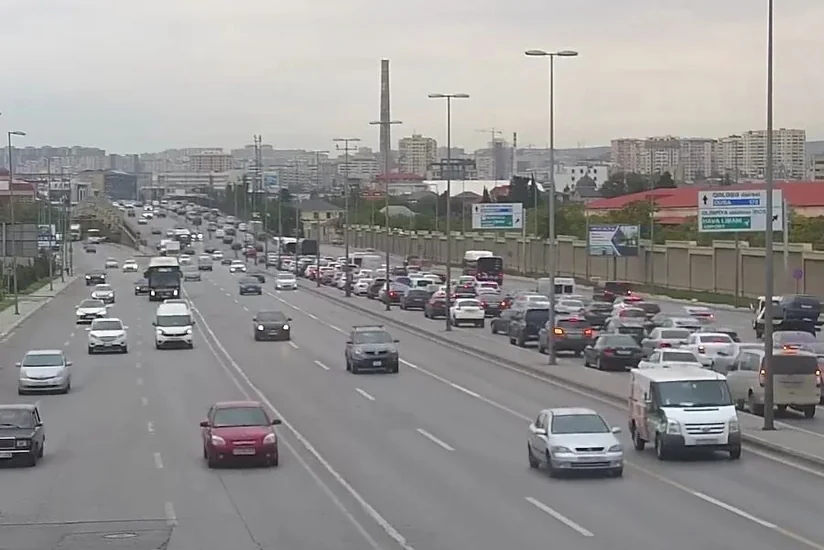 Bakının bir sıra yollarında tıxac yaranıb