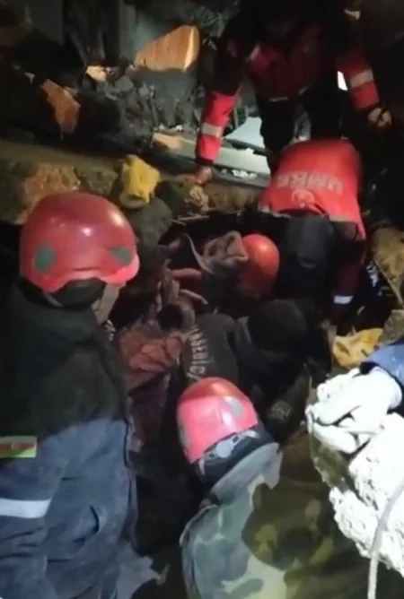 Сотрудники МЧС Азербайджана спасли из-под завалов 44 человека