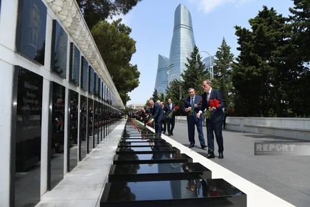 Diplomatik xidmət orqanlarının rəhbərləri Şəhidlər Xiyabanını ziyarət edib