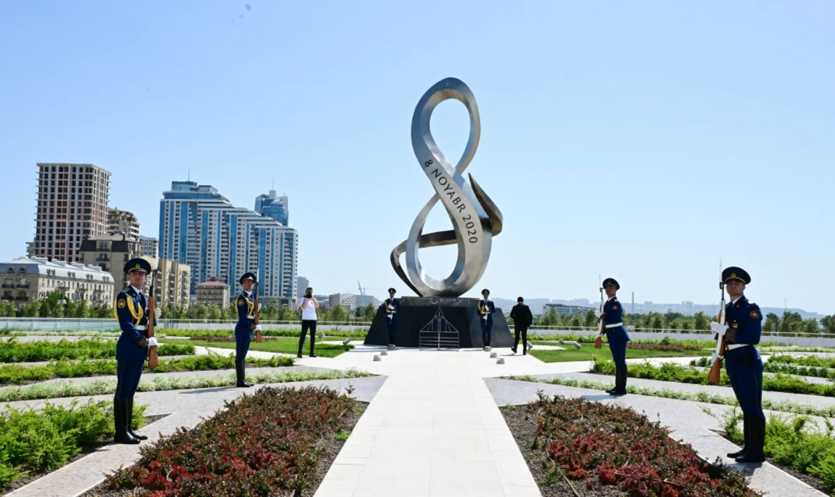 Ukraynanın xarici işlər naziri Bakıda Zəfər parkını və Şəhidlər xiyabanını ziyarət edib