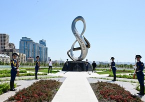 Ukraynanın xarici işlər naziri Bakıda Zəfər parkını və Şəhidlər xiyabanını ziyarət edib