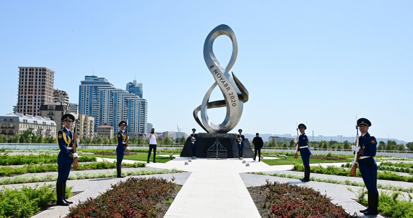 Ukrainian FM visits Victory Park and Alley of Martyrs in Baku