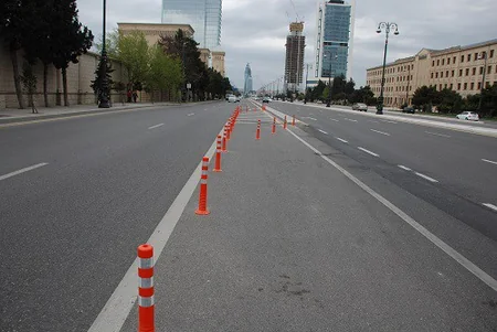 Heydər Əliyev prospektində xüsusi siqnal dirəkləri quraşdırılıb