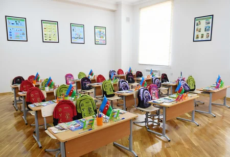 Prezident Bakıda yeni tikilən iki məktəbdə yaradılan şəraitlə tanış olub