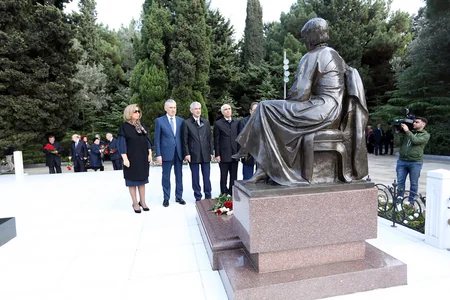 YAP rəhbərliyi Heydər Əliyevin məzarını ziyarət edib
