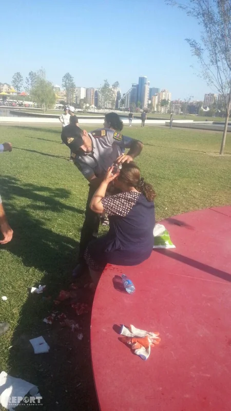 Bakıda polislər parkda səhhəti pisləşən qadına tibbi yardım göstərib - FOTO