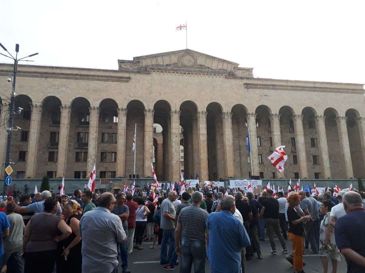 Gürcüstan DİN rəhbərinin istefası tələbi ilə Tbilisidə növbəti aksiya keçirilir