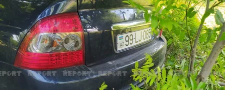 В Огузе автомобиль врезался в дерево, есть пострадавшие