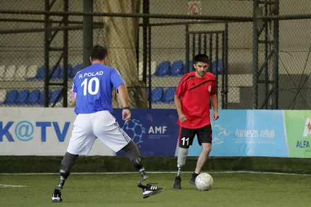 Protezlə təmin edilən qazilər futbol oynayıb