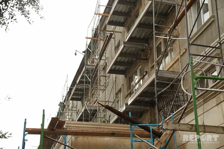 Bakının mərkəzi küçələrində “balkon”lar sökülür - FOTO