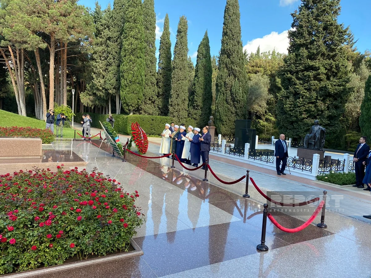 Türk Dövlətləri Təşkilatının müsəlman dini liderləri Fəxri və Şəhidlər xiyabanlarını ziyarət edib