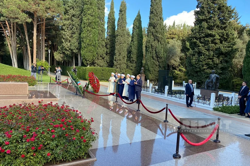 Türk Dövlətləri Təşkilatının müsəlman dini liderləri Fəxri və Şəhidlər xiyabanlarını ziyarət edib