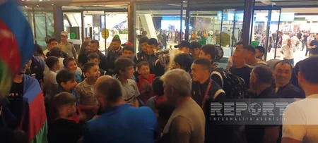 Avropa çempionatında 7 medal qazanan Azərbaycanın sərbəst güləşçiləri Vətənə qayıdıblar