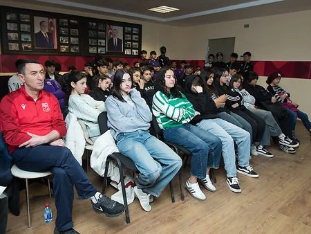 “Sumqayıt”ın futbolçularına danışılmış oyunlarla bağlı seminar keçirilib