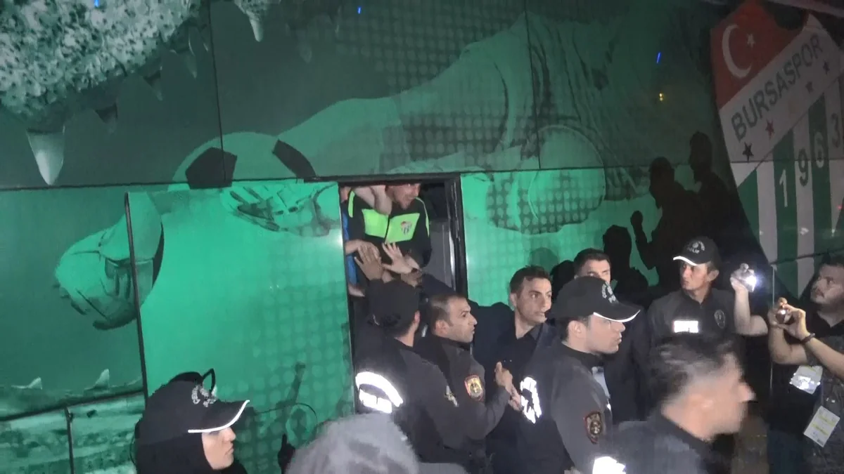 Namik Ələskərovun komandasının azarkeşləri futbolçulara hücum edib