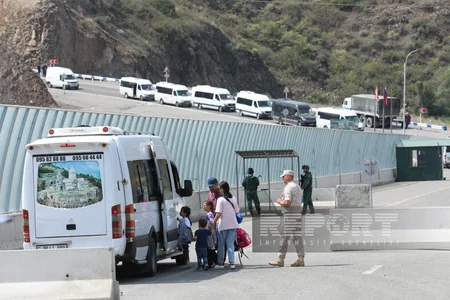 Civilian Armenians move unhindered through Lachin border checkpoint