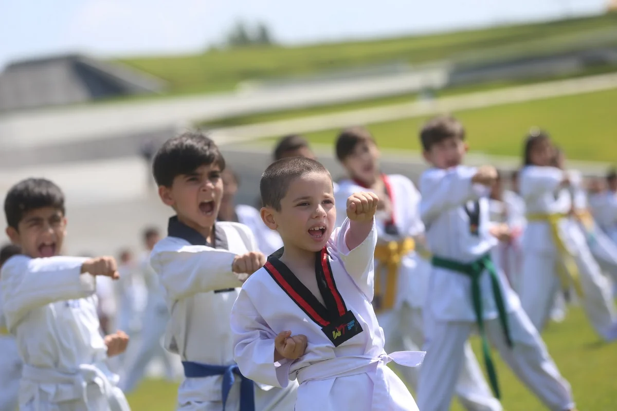 İkiqat Avropa çempionu Heydər Əliyev Mərkəzinin parkında taekvondo dərsi aparıb