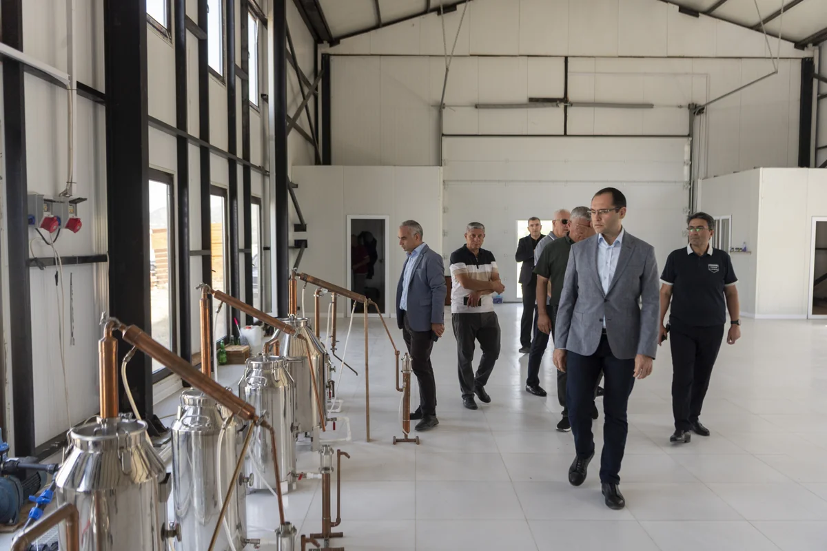 Məcnun Məmmədov Laçında təsərrüfatlara baş çəkib, fermerlərlə görüşüb