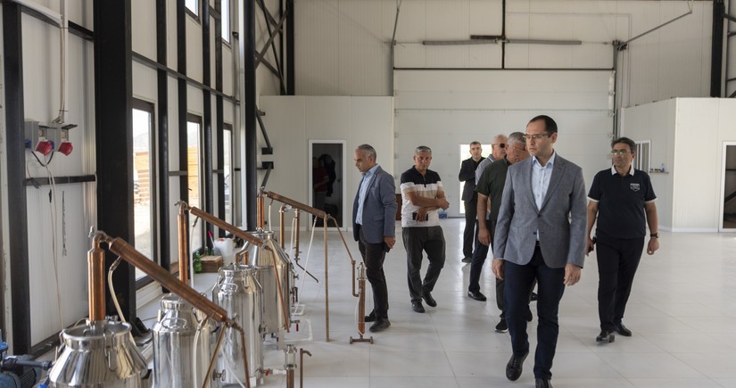Məcnun Məmmədov Laçında təsərrüfatlara baş çəkib, fermerlərlə görüşüb