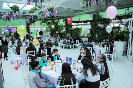 Leyla Əliyeva xüsusi qayğıya ehtiyacı olan uşaqlar üçün keçirilən şənlikdə iştirak edib