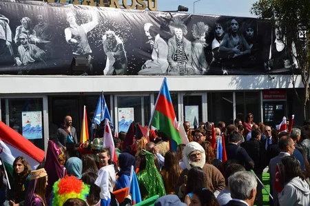 Gənc Tamaşaçılar Teatrının yaradıcı heyəti beynəlxalq festivaldan qayıdıb