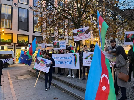 Avropa azərbaycanlıları Brüsseldə Prezident İlham Əliyevi qarşılamağa çıxıblar