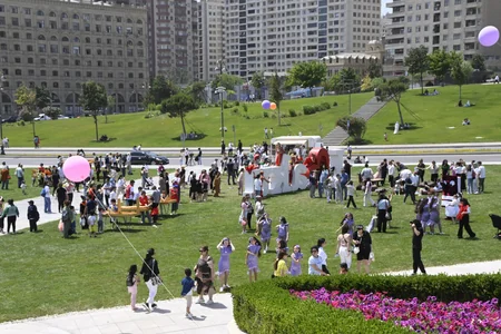 Heydər Əliyev Mərkəzinin parkında Uşaq festivalı keçirilib