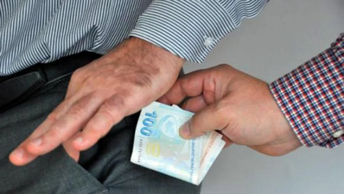 Rüşvətə görə həbs edilən icra nümayəndəsinin məhkəməsində zərərçəkmiş ifadə verib
