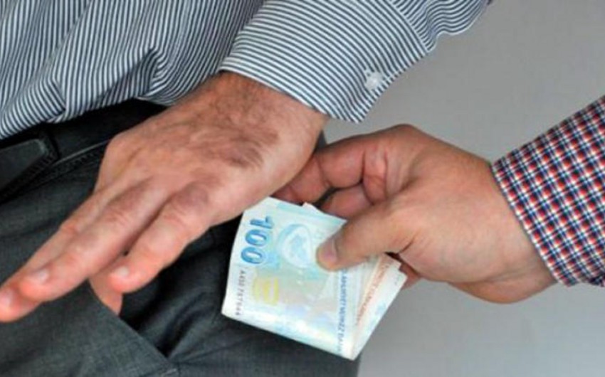 Rüşvətə görə həbs edilən icra nümayəndəsinin məhkəməsində zərərçəkmiş ifadə verib