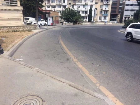 Bakıda avtobus dayanacağında qanunsuz quraşdırılmış yol nişanı aşkarlanıb