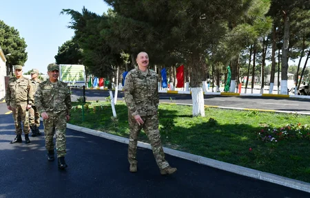 İlham Əliyev MN-in komando hərbi hissələrinin birində yaradılan şəraitlə tanış olub, hərbi hissəyə Döyüş bayrağını təqdim edib