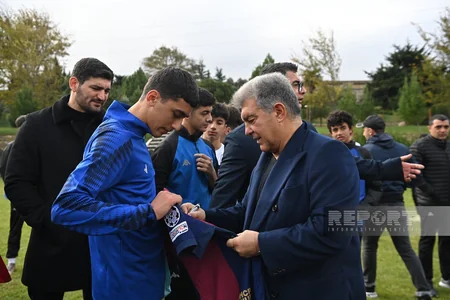 Barselonanın prezidenti Bakıda yeniyetmə futbolçularla görüşüb