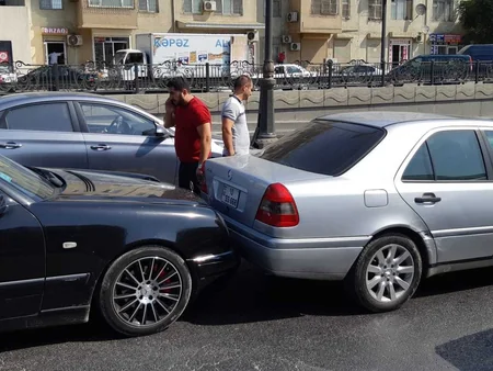 В Баку пешеход-нарушитель спровоцировал столкновение 4-х автомобилей