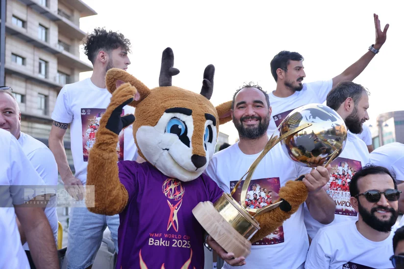 Azərbaycanın minifutbol millisinin dünya çempionu olması münasibətilə Bakıda şəhər turu keçirilir