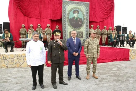 Xalqla Ordu əl-ələ devizi altında kütləvi vətənpərvərlik bayramı keçirilib