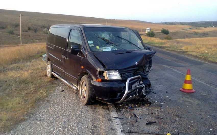 Göygöldə sərnişin mikroavtobusu qəzaya uğrayıb, xəsarət alanlar var