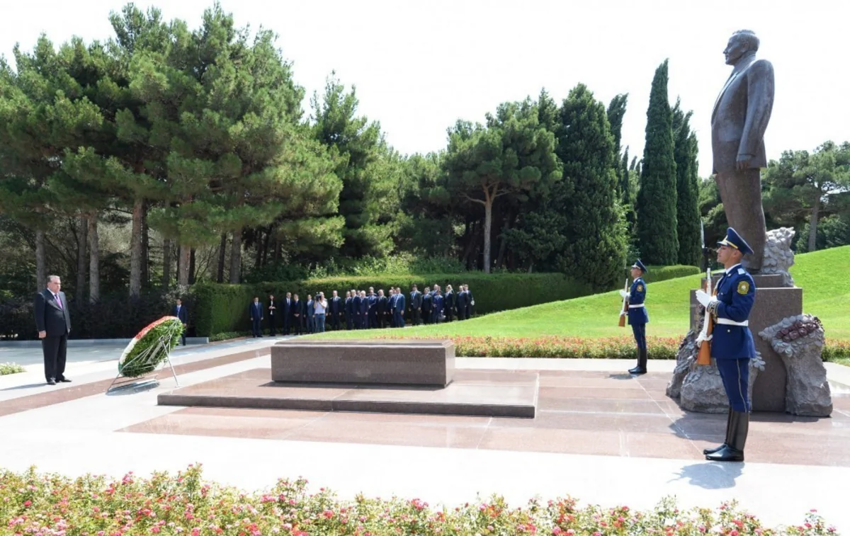 Tacikistan Prezidenti Fəxri və Şəhidlər xiyabanlarını ziyarət edib - YENİLƏNİB